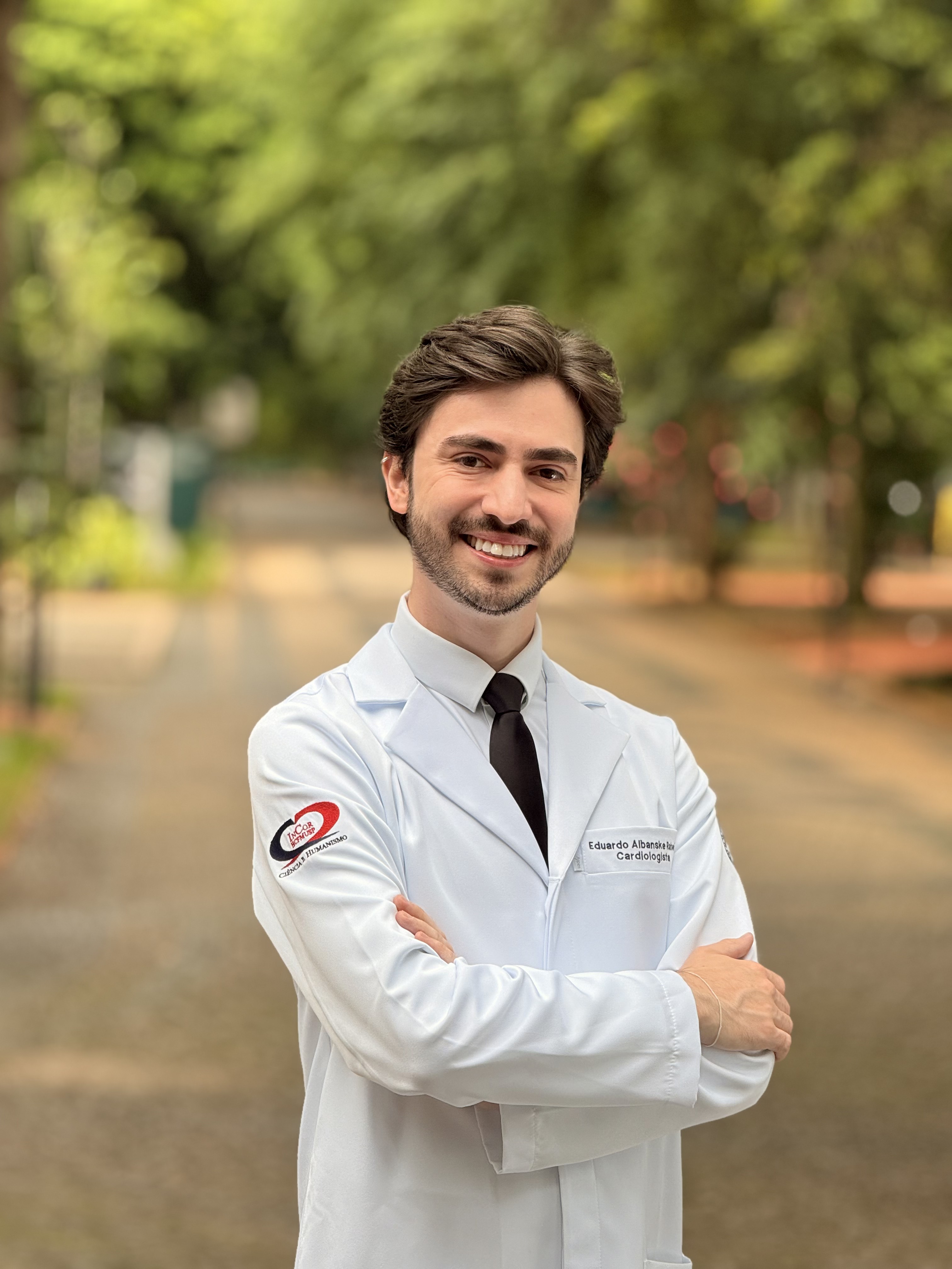 Dr. Eduardo Raboni, cardiologista, em consultório moderno